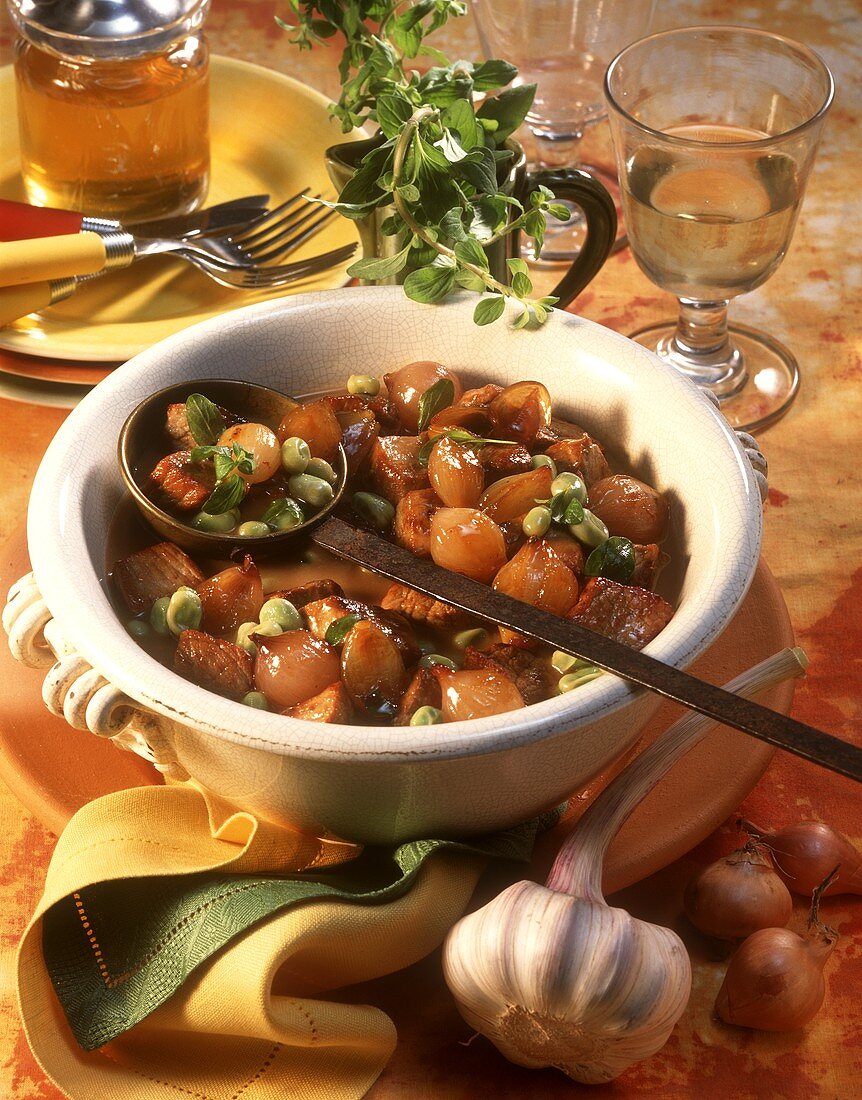 Onion goulash with beans
