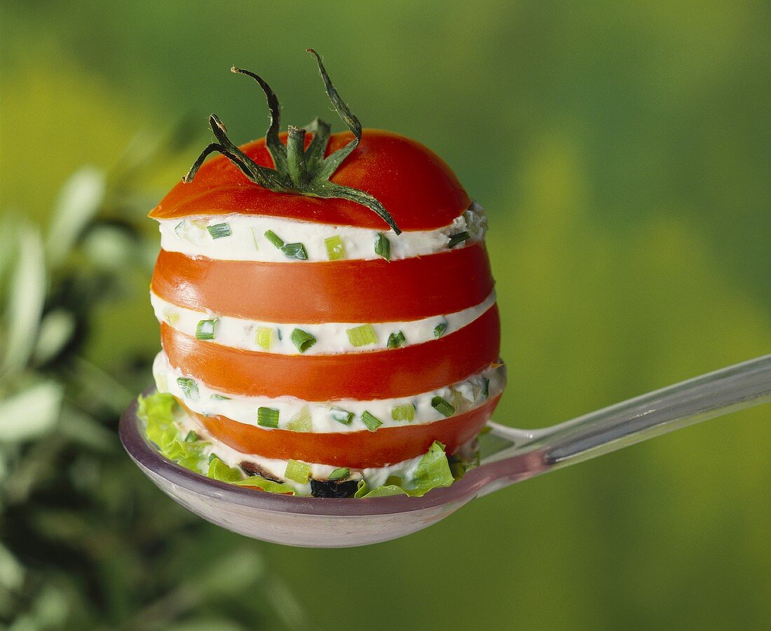 Tomato stuffed with leeks and soft cheese