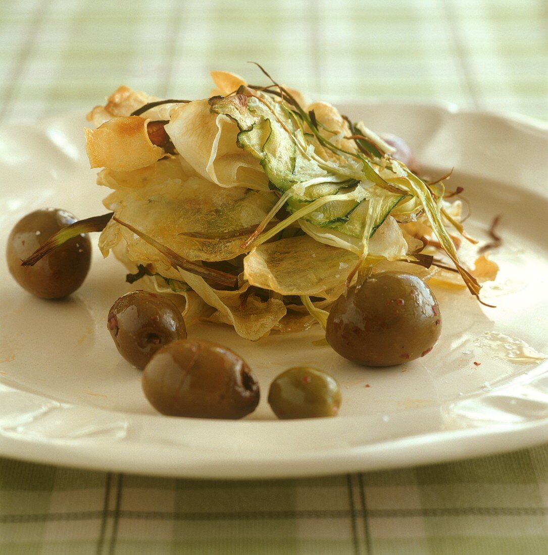 Salad of deep-fried vegetables with green olives