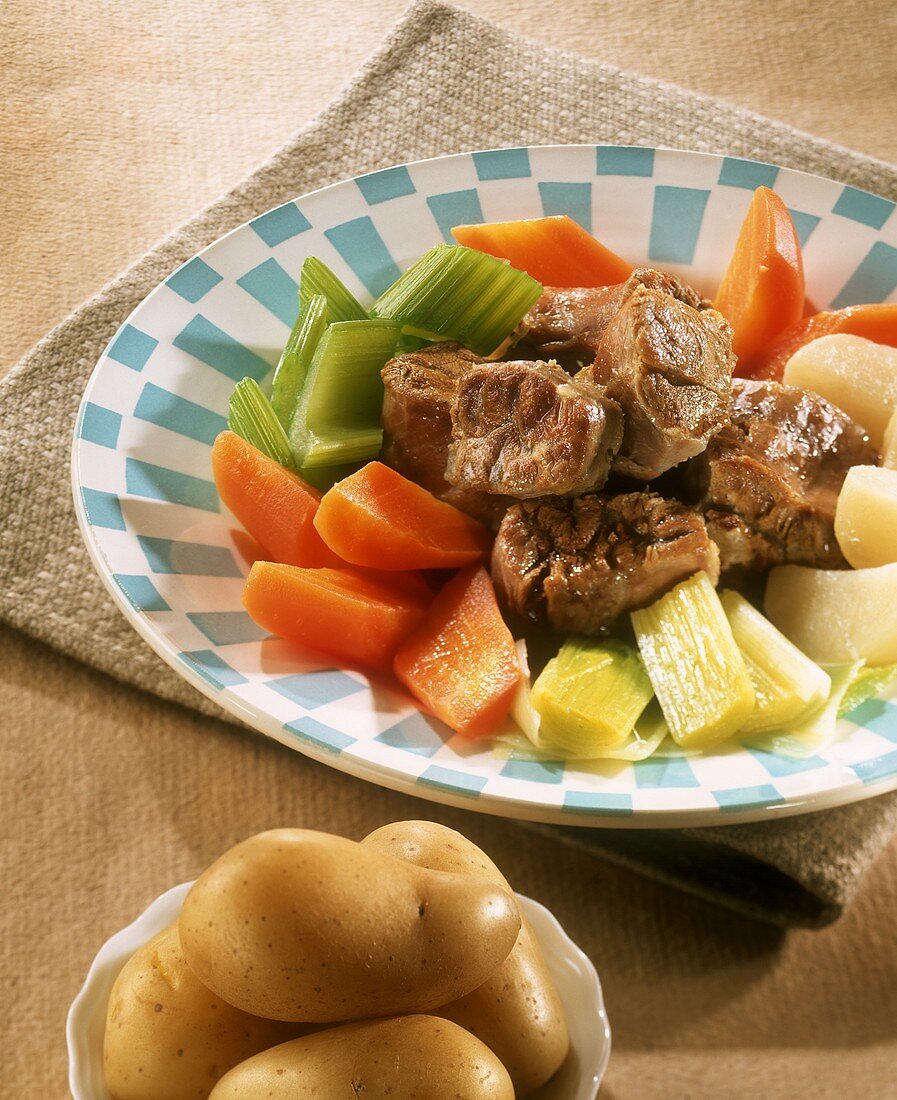 Pot-au-feu de jarret de veau (Gemüse-Eintopf mit Kalbshaxe)