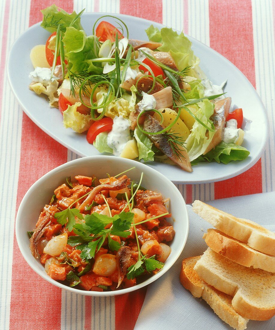 Heringssalat und Fleischsalat mit Tomaten-Dressing