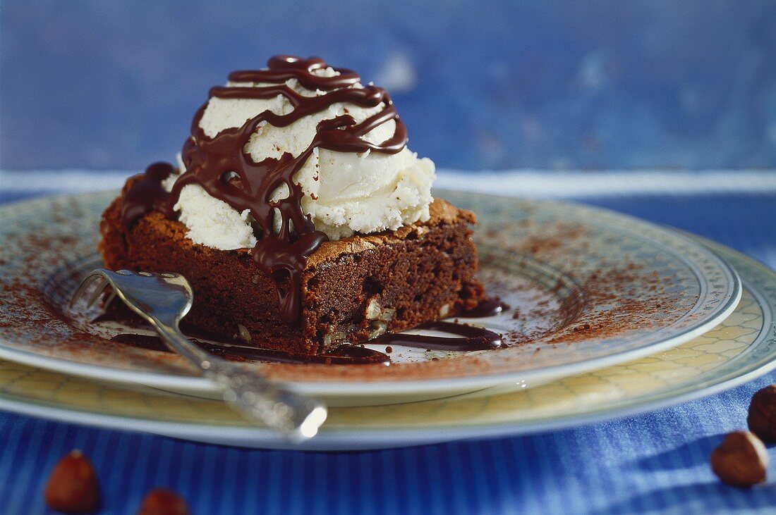 Ein Stück Brownie mit Vanilleeis und Schokosauce (USA)