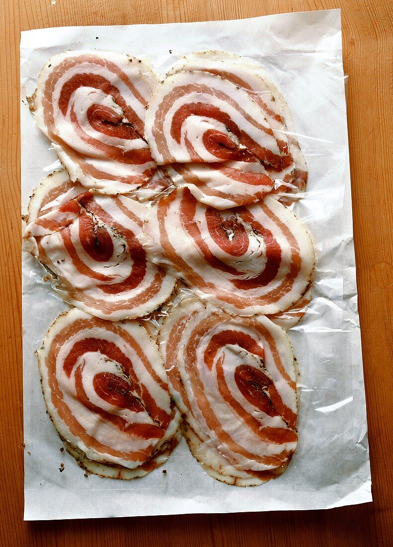 Pancetta, aufgeschnitten auf Papier (Italien)