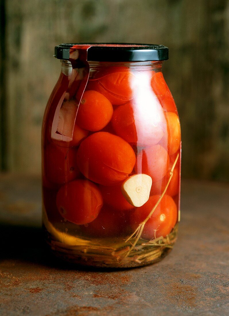 Glas mit eingelegten Tomaten