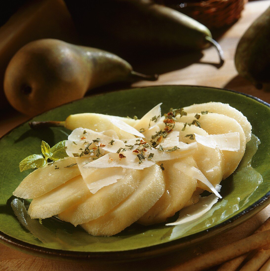 Pochierte Birne mit gehobeltem jungem Parmesankäse