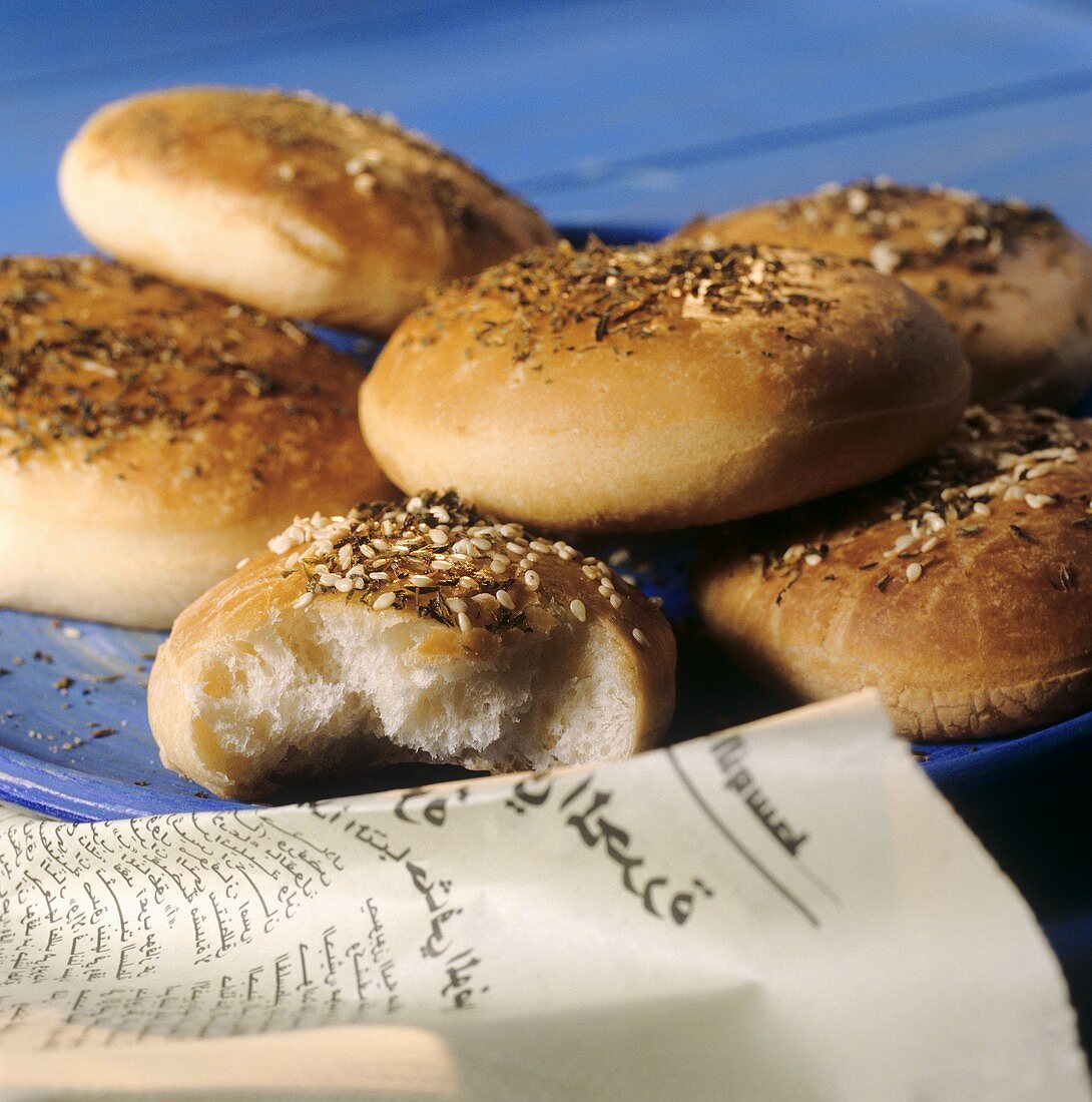 Bread rolls with sesame and thyme