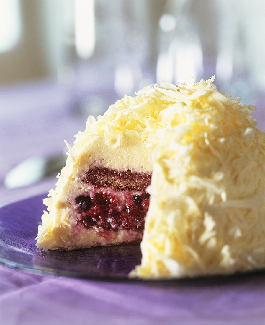 Dome cake with quark and berry filling