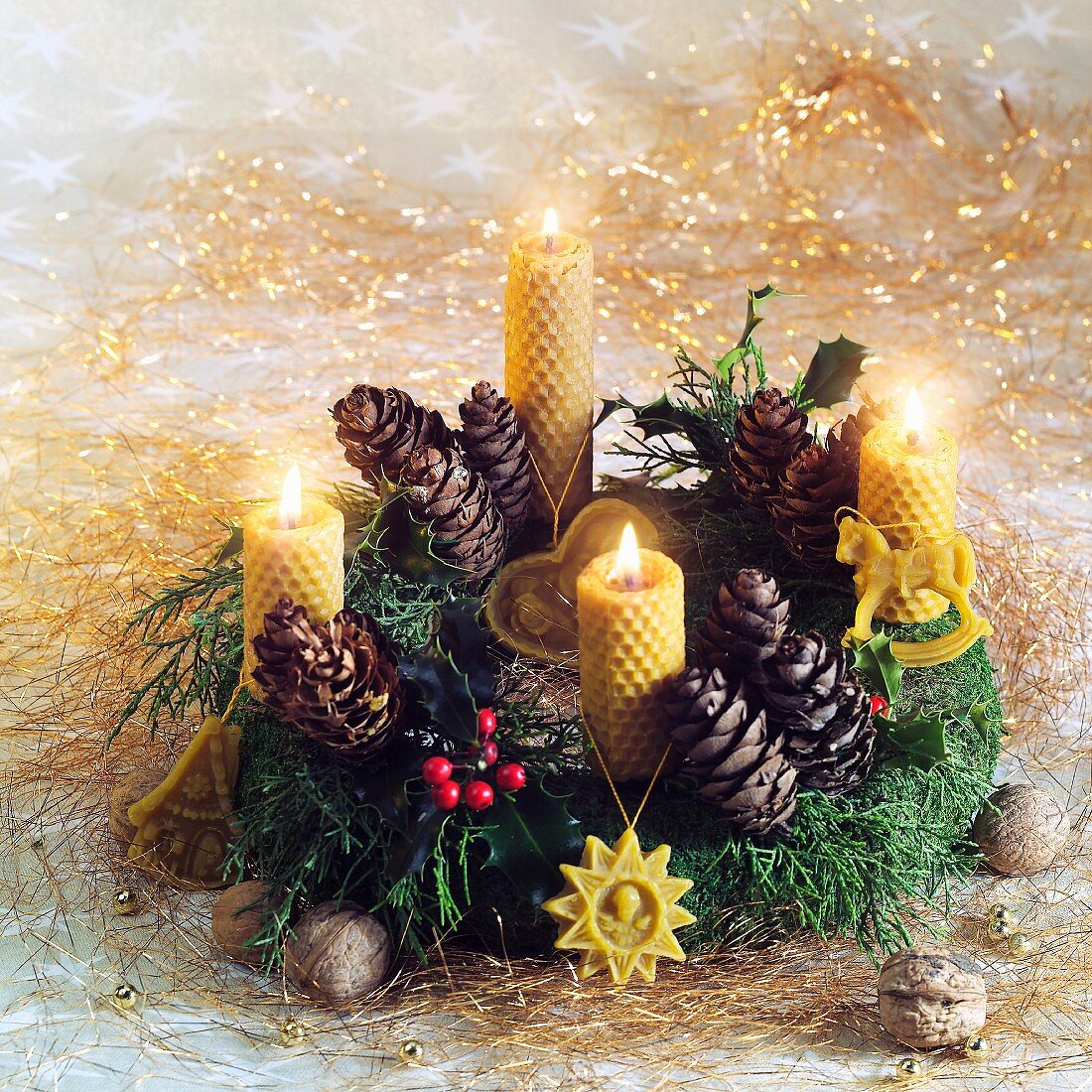 Adventskranz mit Tannenzapfen und Bienenwachskerzen