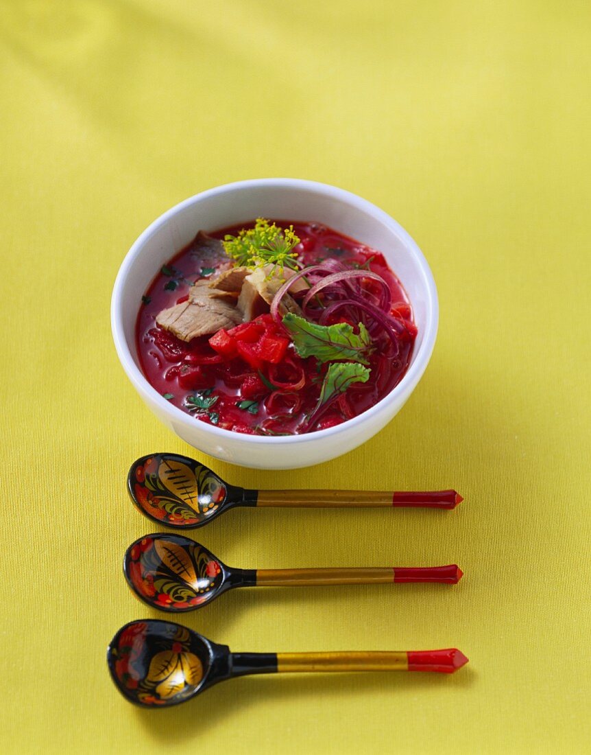 Borschtsch (Rote-Bete-Suppe mit Rindfleisch, Russland)