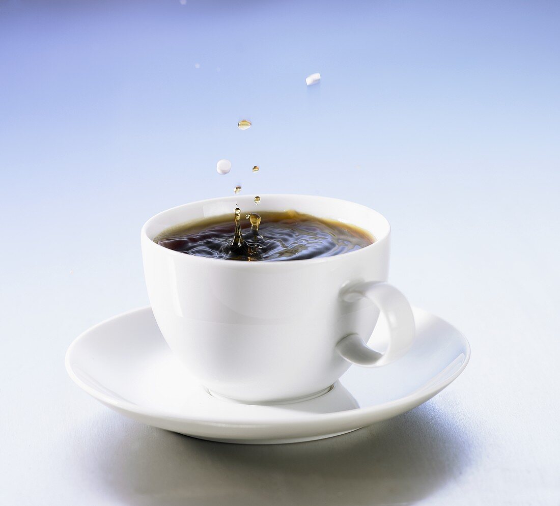 Kaffeetasse in die Süssstoff gegeben wird