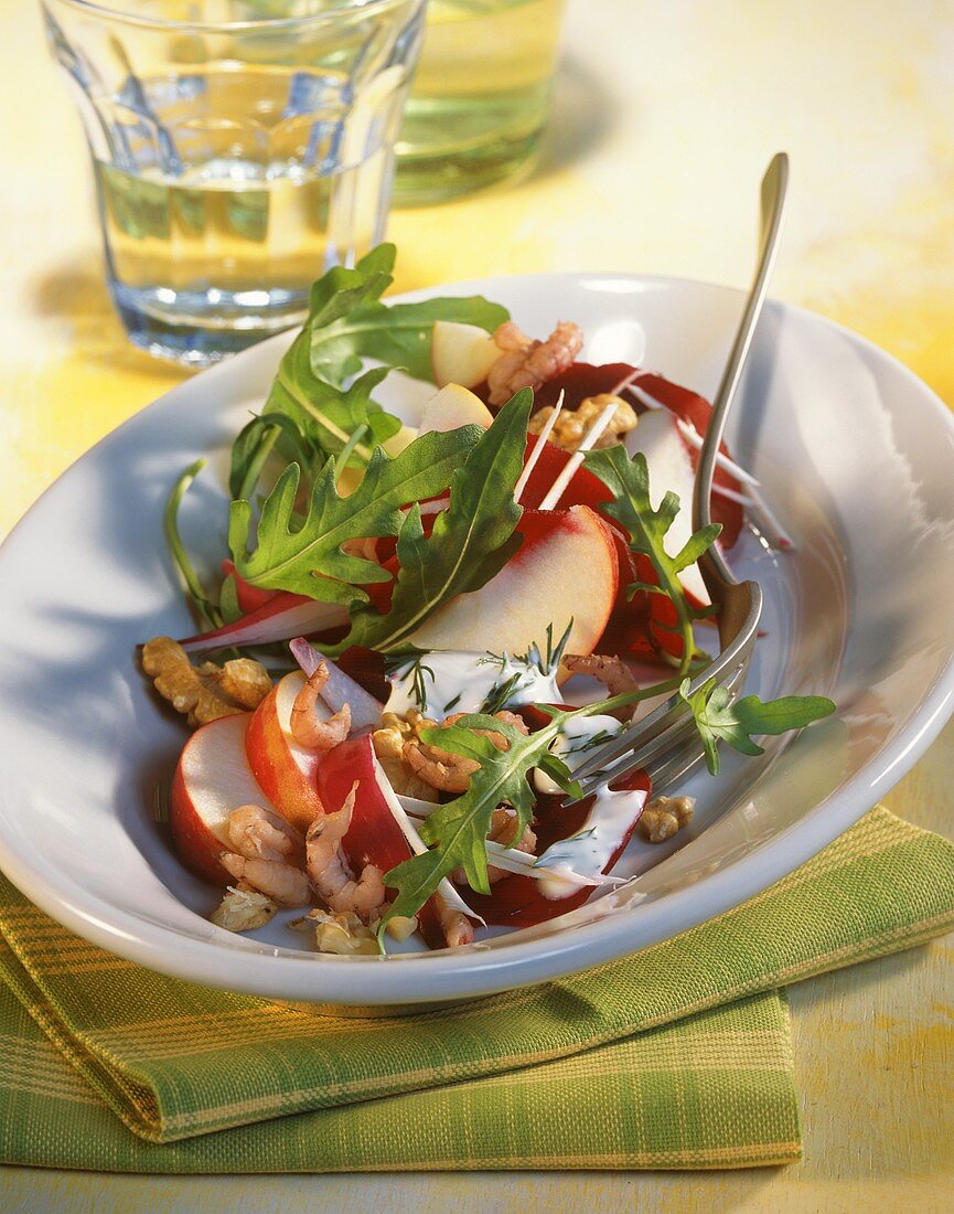 Salad with beetroot, rocket and walnuts