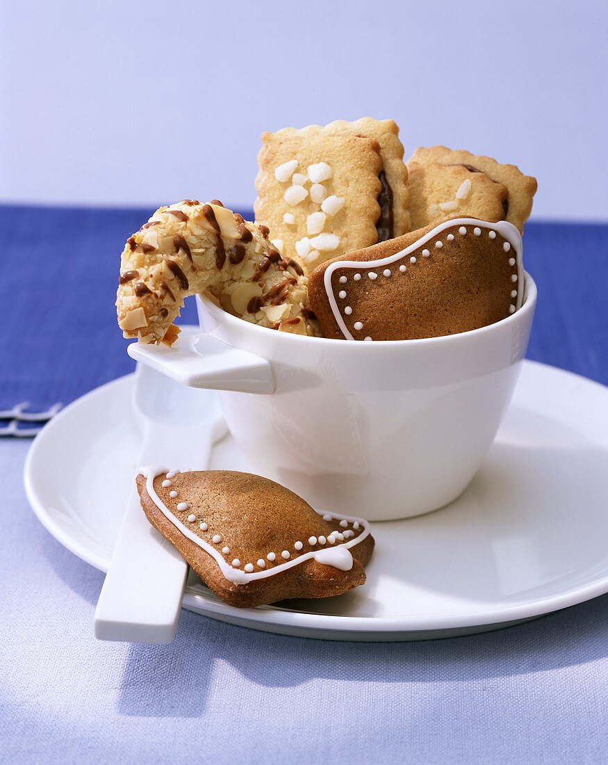 Mehrere Plätzchen in einer Tasse