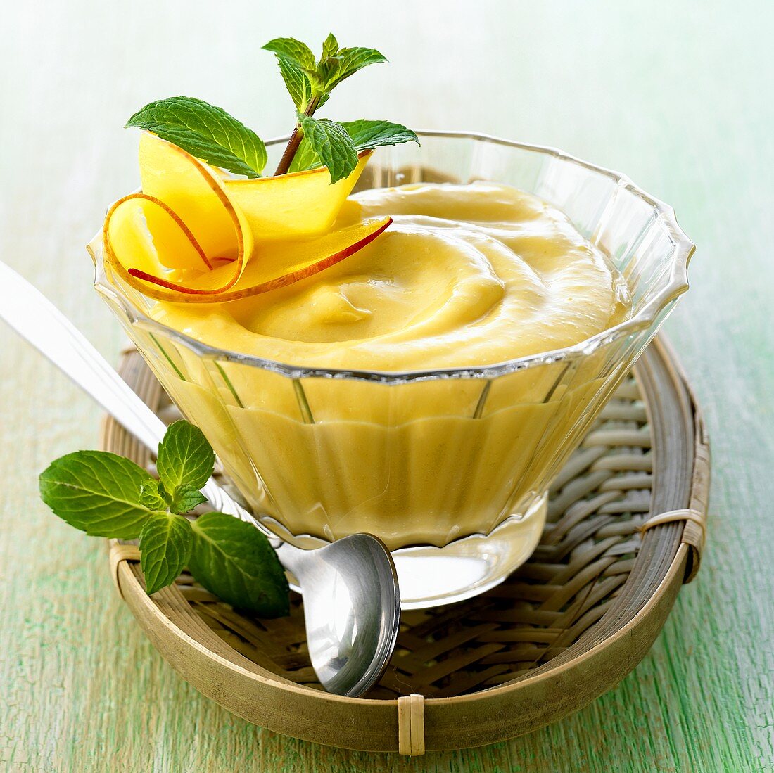 Asiatische Mangocreme im Glasschälchen