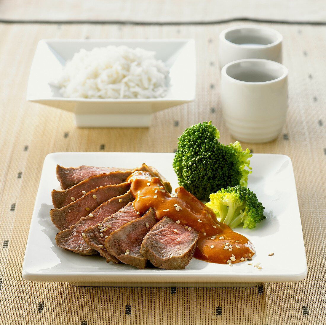 Roast beef with sesame sauce and broccoli (Japan)