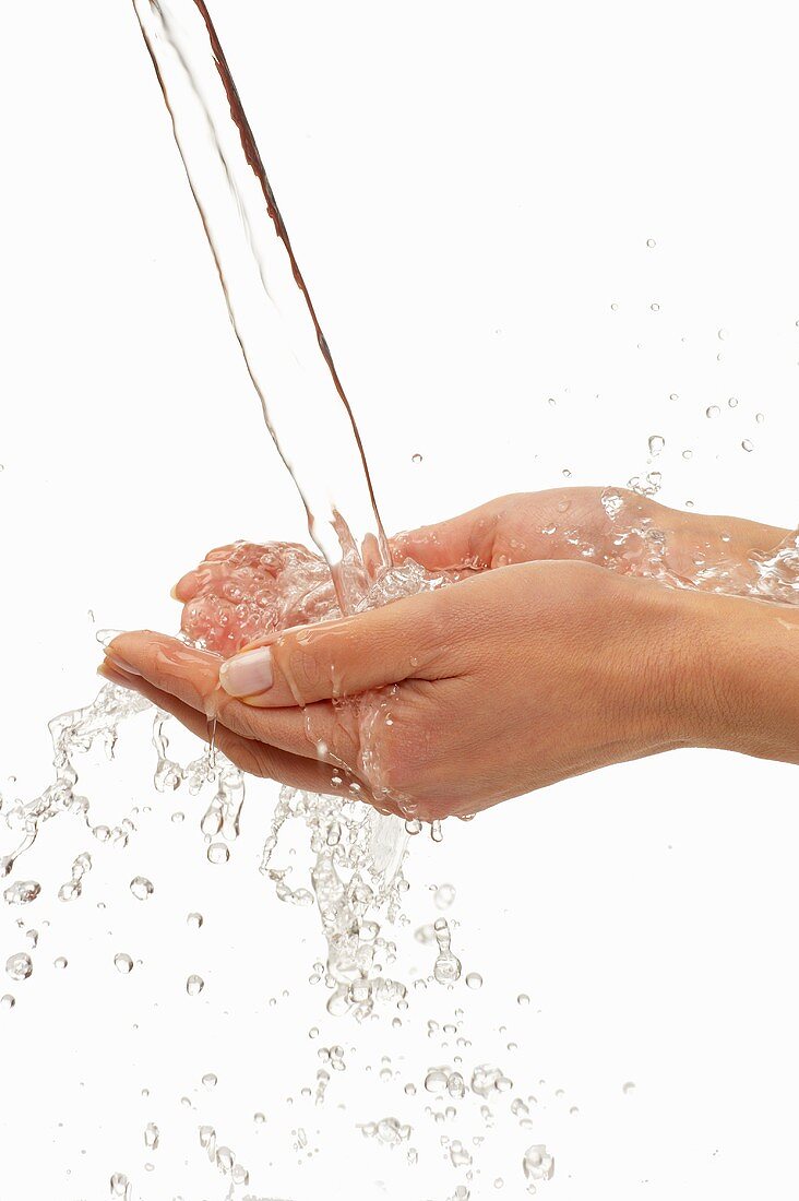 Wasser wird über zwei Hände gegossen