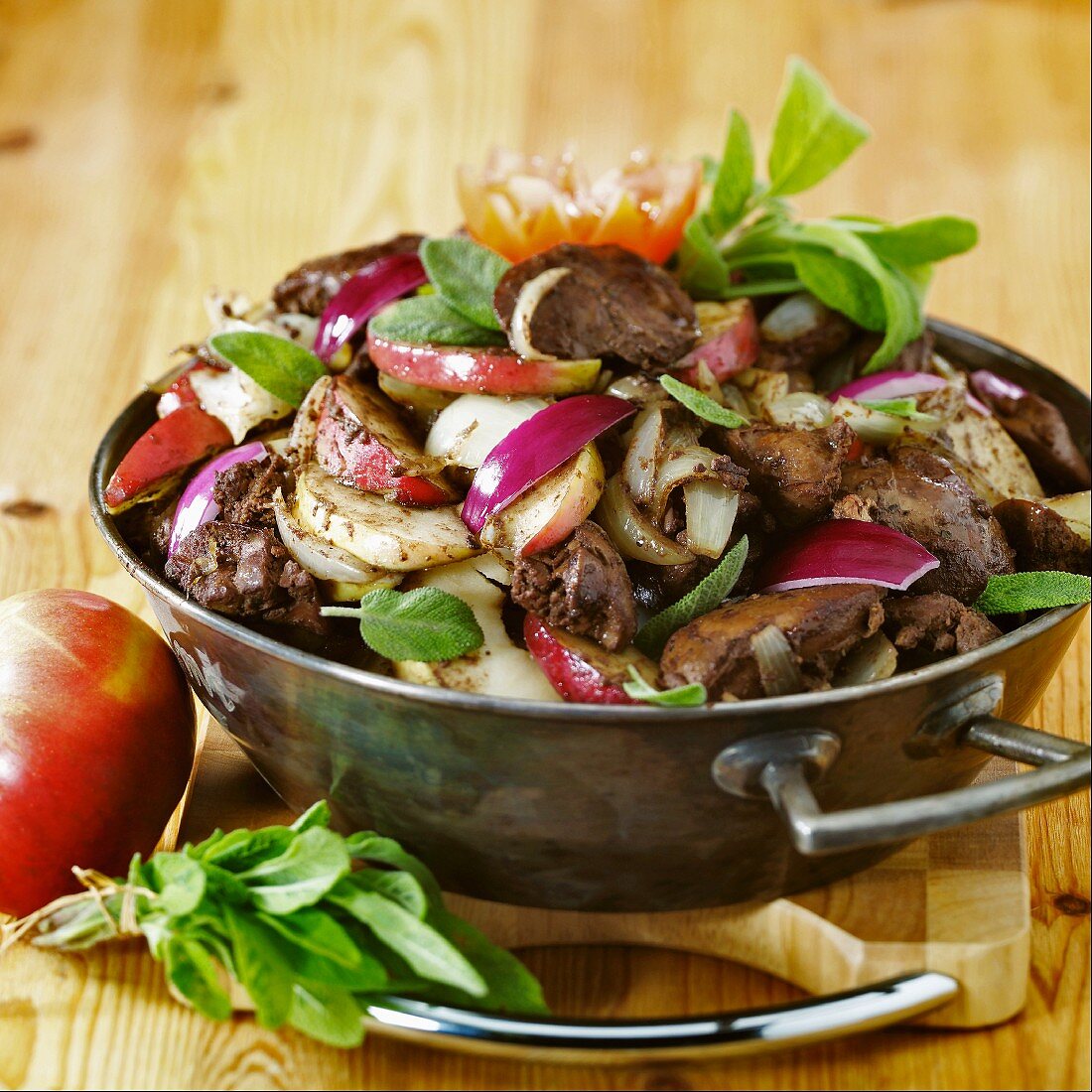 Pan-cooked chicken liver dish with apples and onions