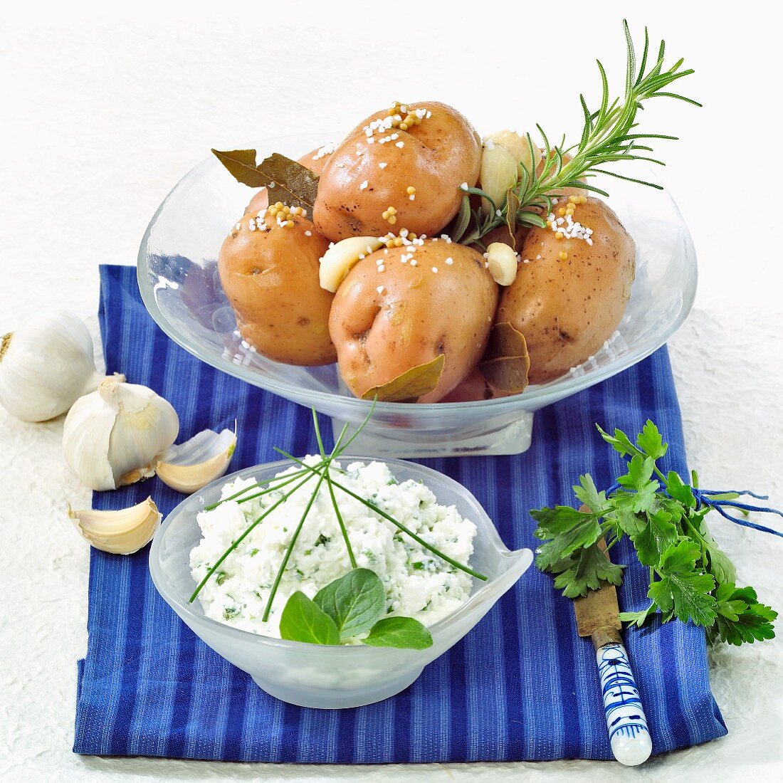 Garlic potatoes with herb quark