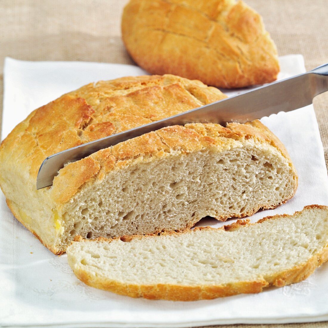 Kartoffelbrot in Scheiben schneiden