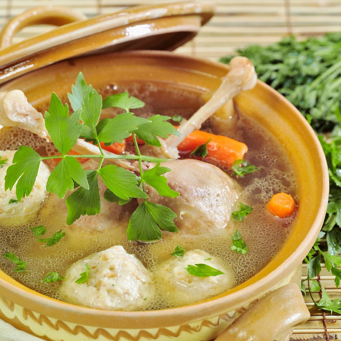 Gänsesuppe mit Matzeknödel