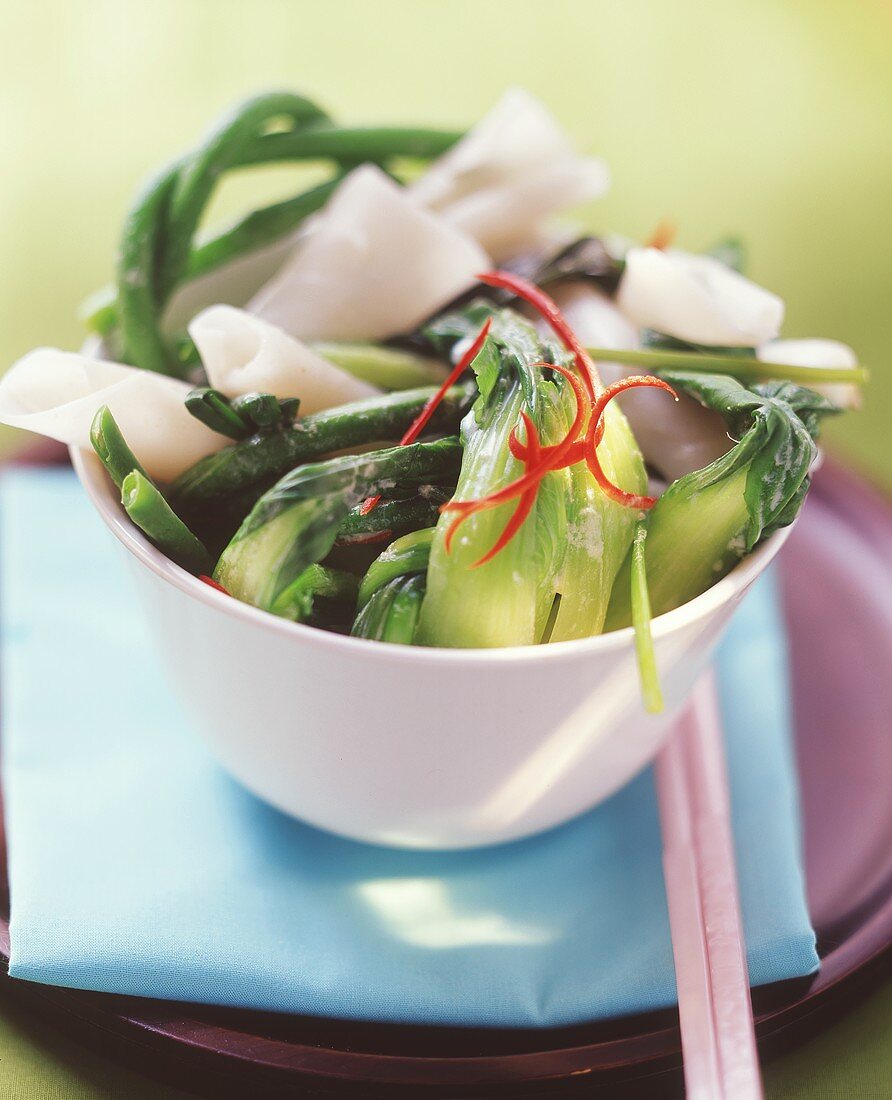 Grünes Thai-Gemüse mit Reisnudeln und Kokos