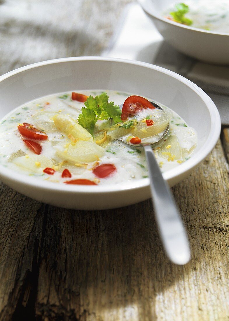 Spargelcremesuppe mit Tomaten, Zitronengras und Chili