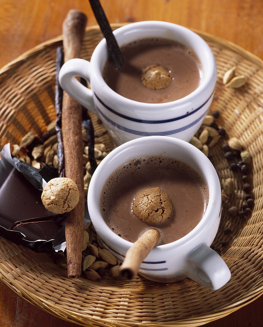 Gewürzter Kakao aus Schokolade mit Piment und Langpfeffer