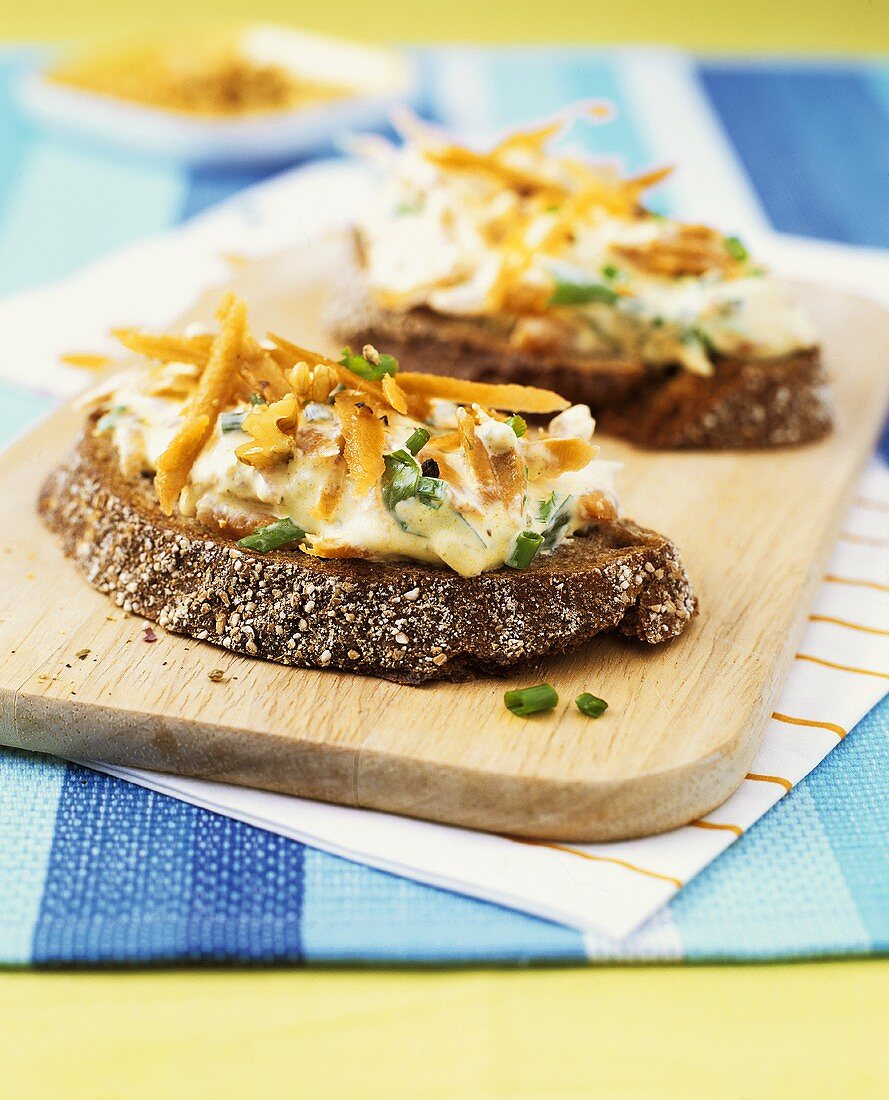 Wholemeal bread with sour cream, carrots and herbs