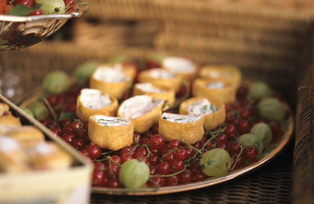 Johannisbeeren, Stachelbeern und Pastetchen mit Kräuterquark