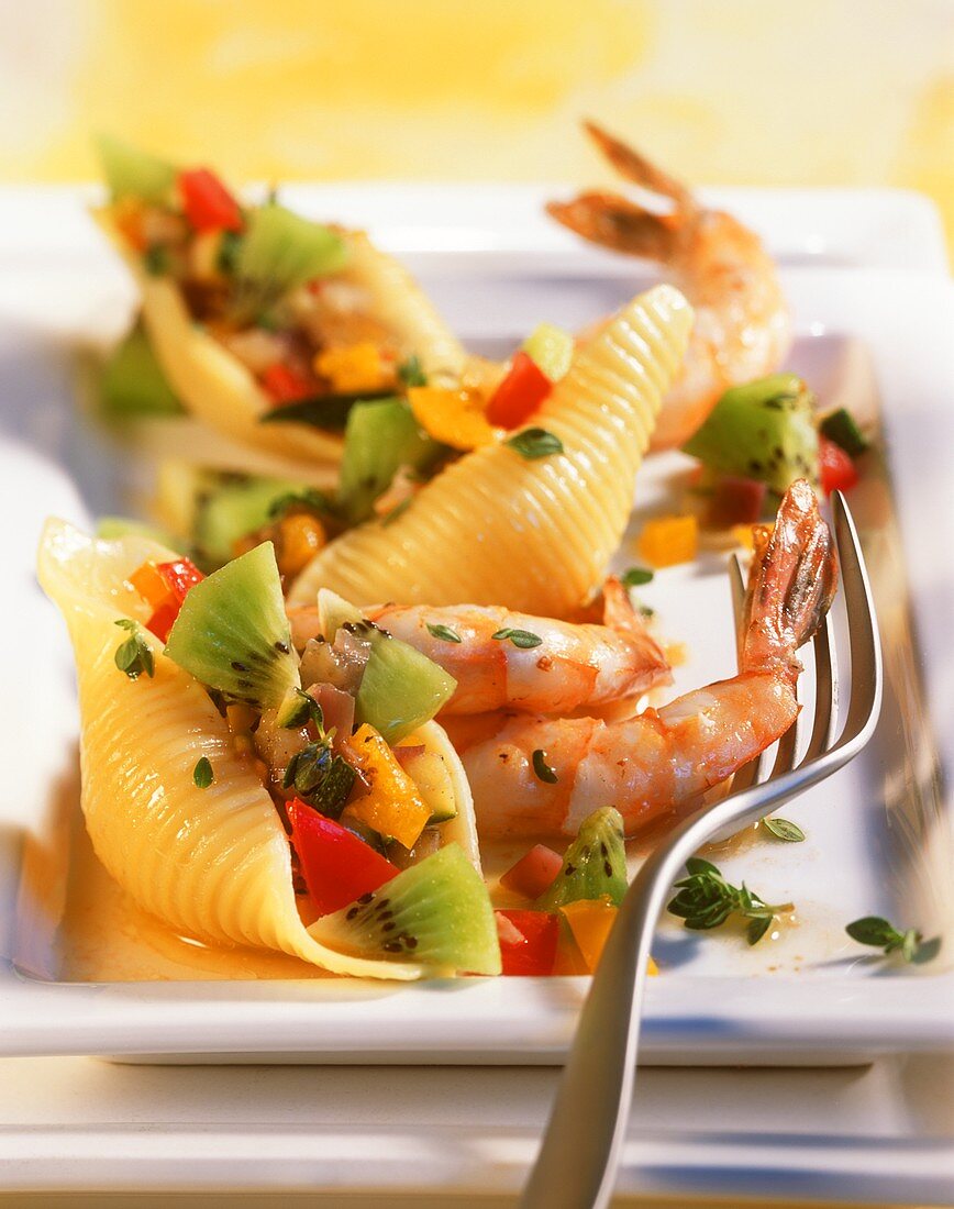 Pasta shells with kiwi fruit and shrimps