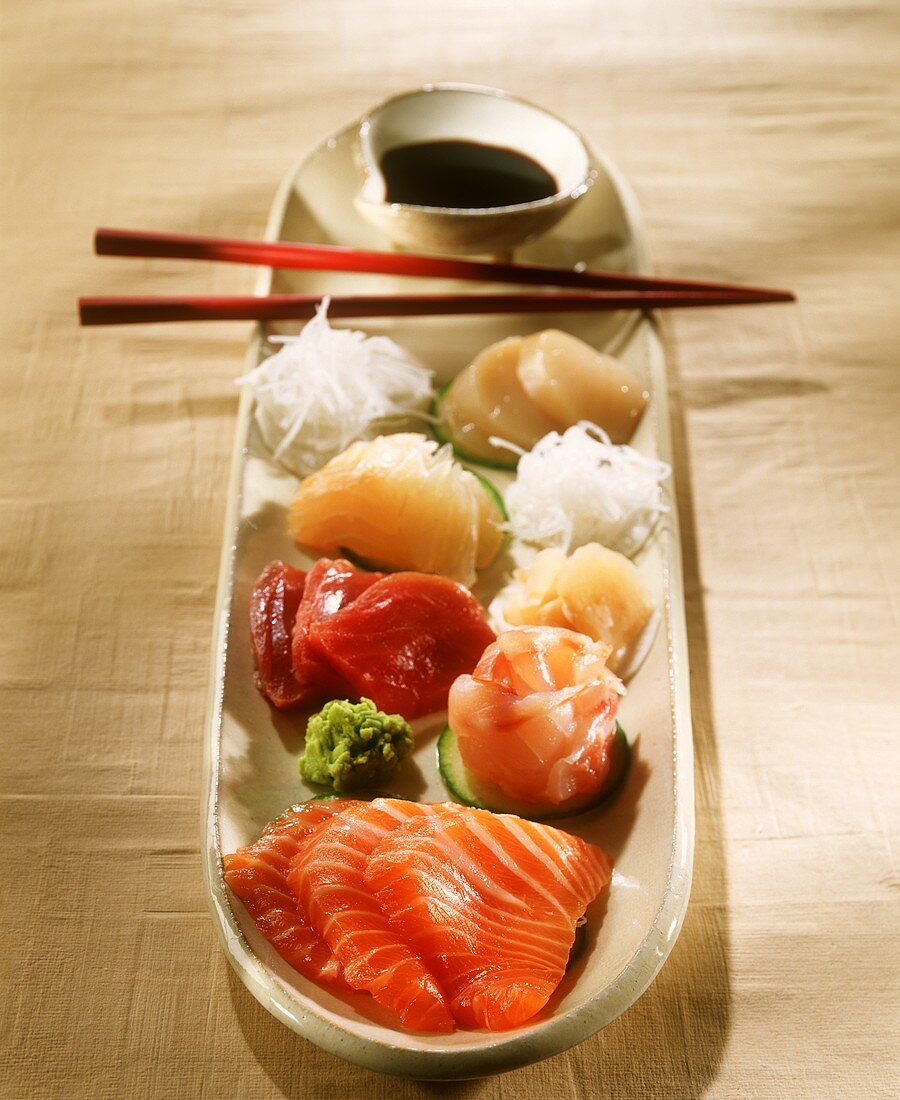 Sashimi (rohe Fischstückchen die in Sojasauce getunkt werden)