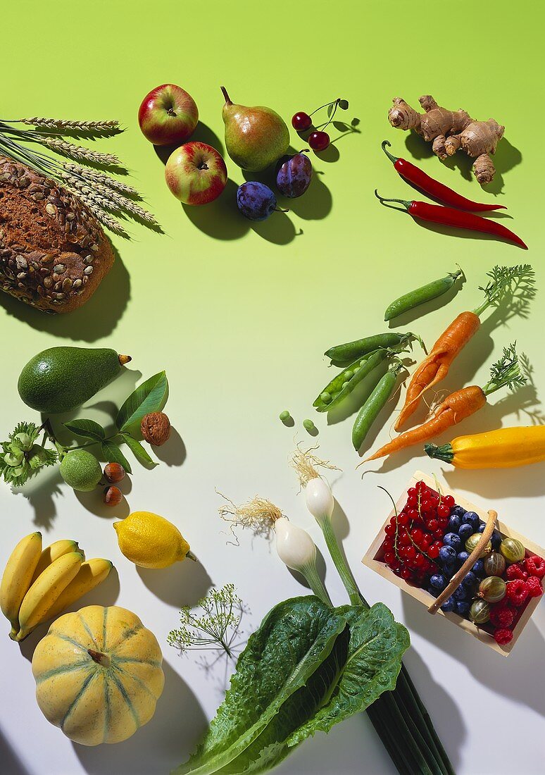 Naturprodukte: Gemüse, Obst, Nüsse, Getreide und Brot
