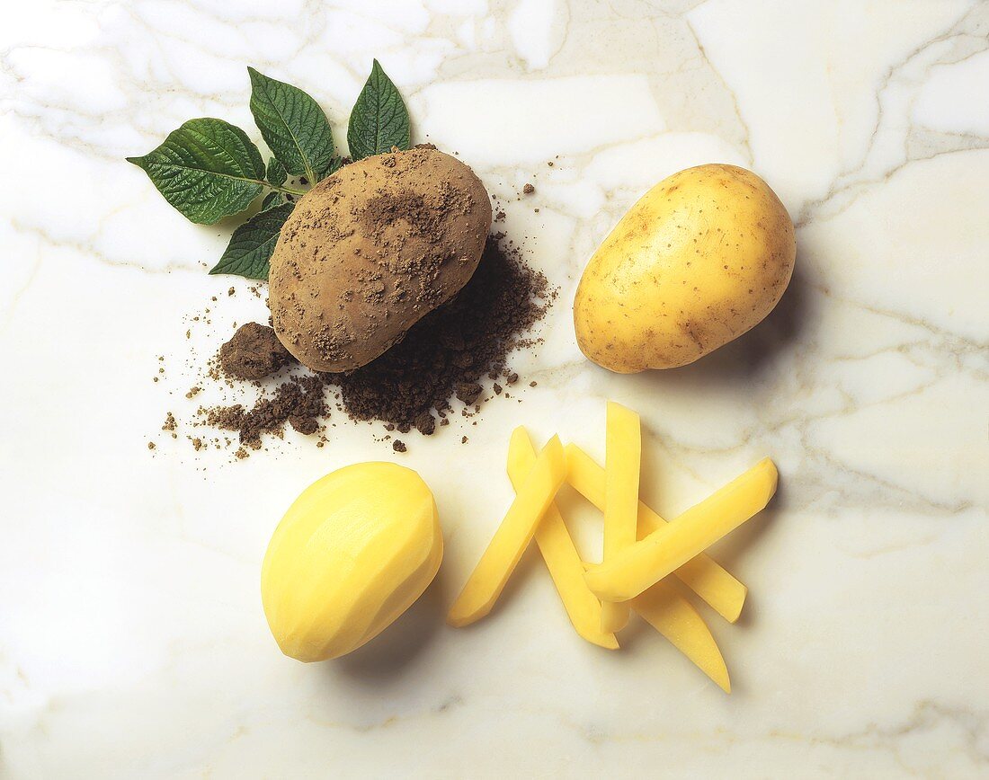 Kartoffel: erdig, gewaschen, geschält und geschnitten