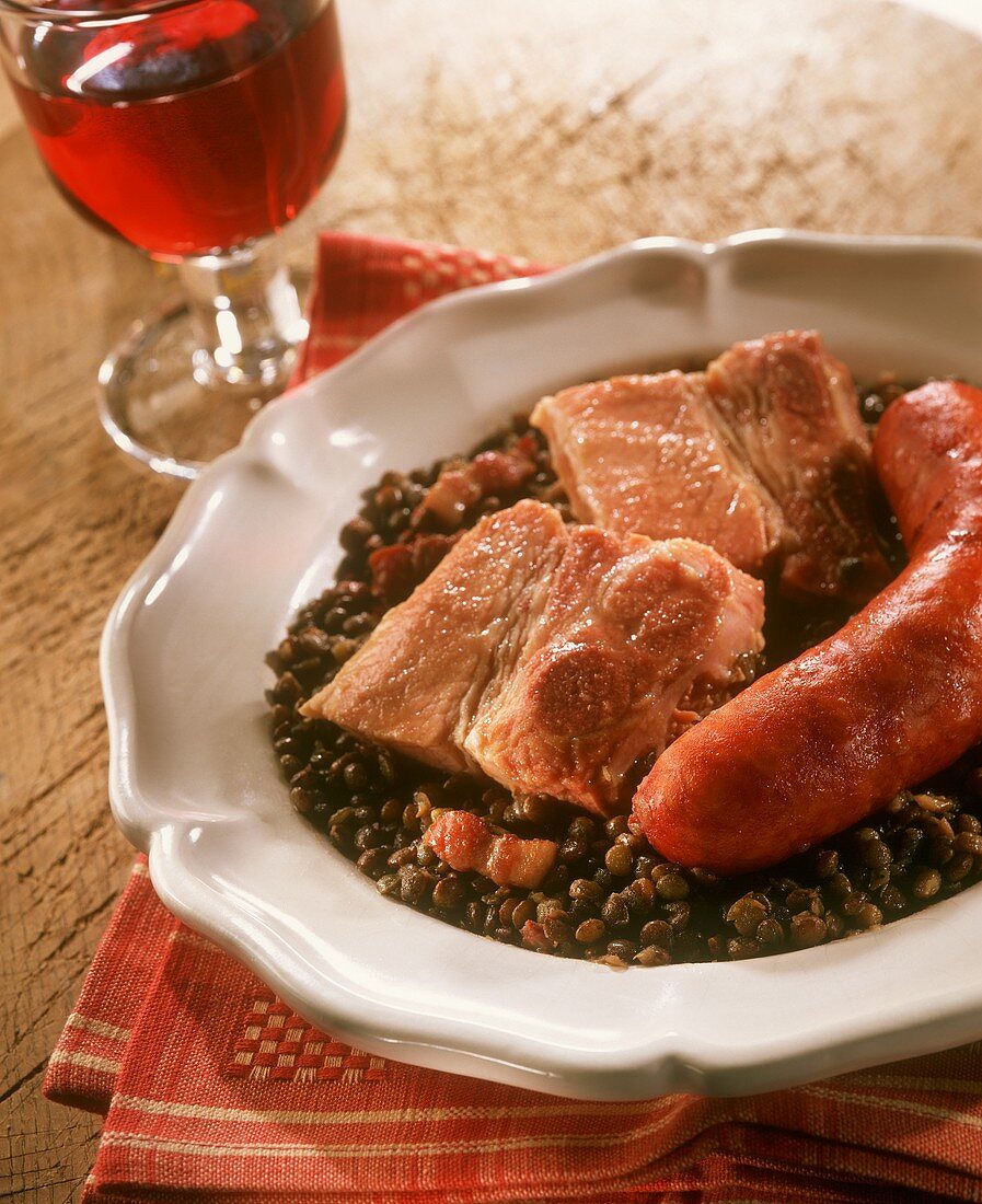 Linsen mit Schweinewurst und Pökelfleisch