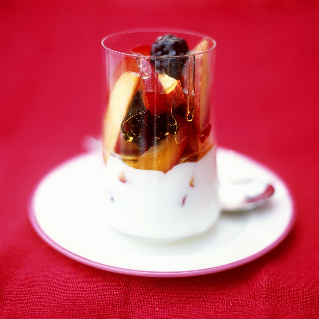 Sahnejoghurt mit Obst und Honig in einem Glas