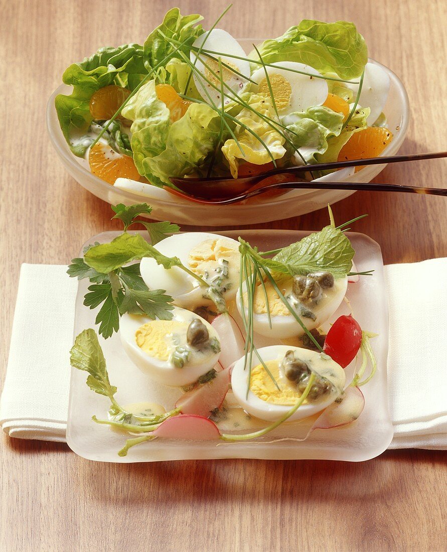 Soleier mit Kräuter-Vinaigrette und Blattsalat mit Eiern