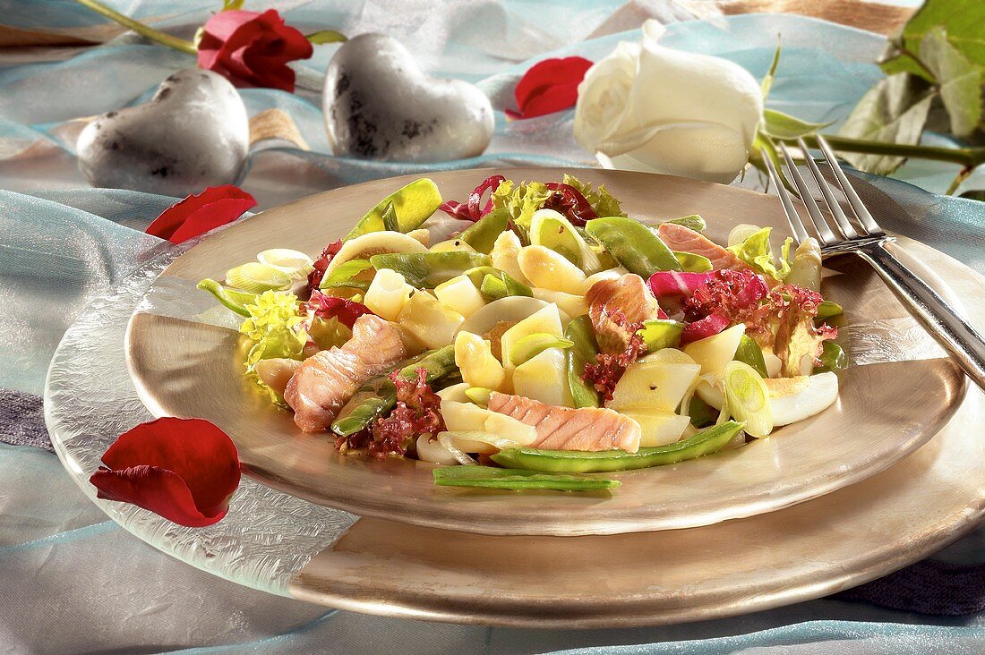 Salat Amore (mit Ei, Lachs, Spargel, Zuckerschoten etc.)