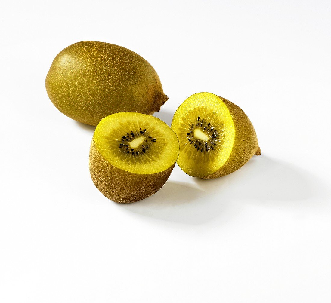 Kiwi Gold (neue Kiwisorte aus Neuseeland), ganz & halbiert