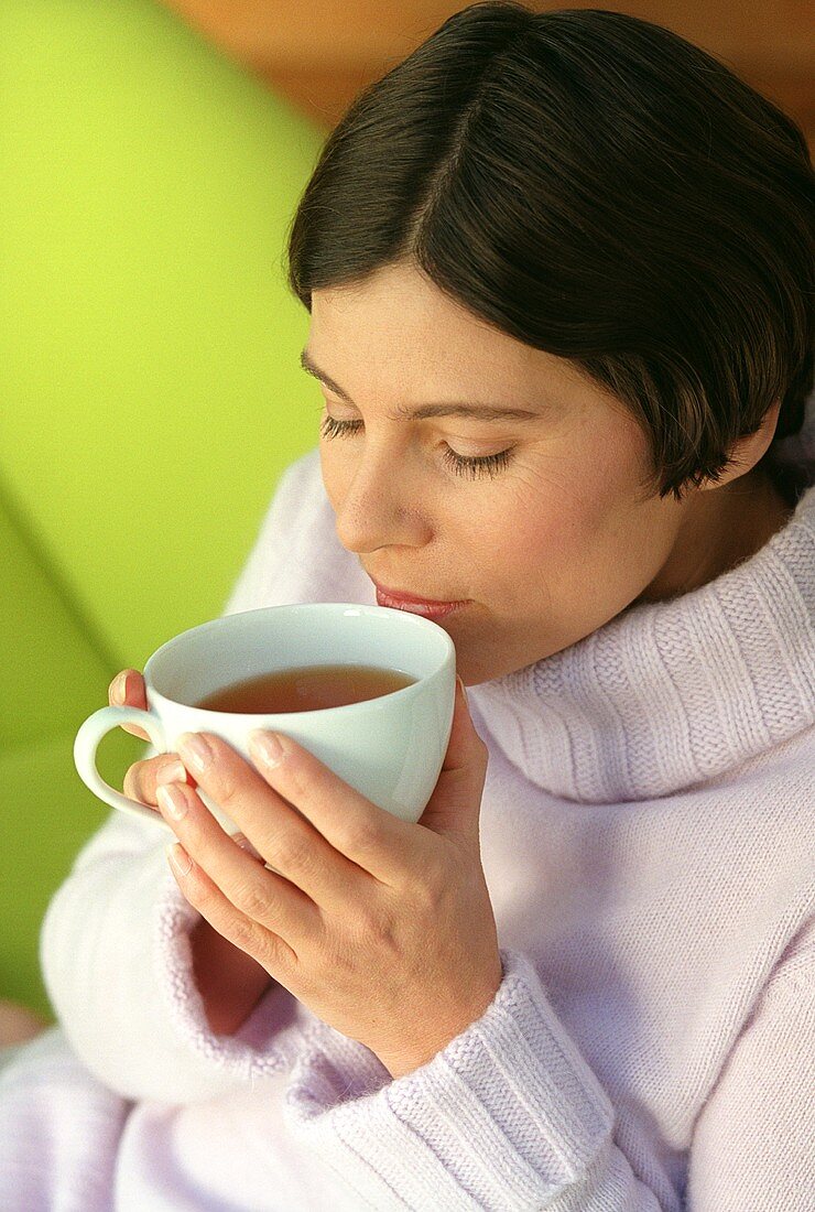 Frau mit einer Tasse Tee