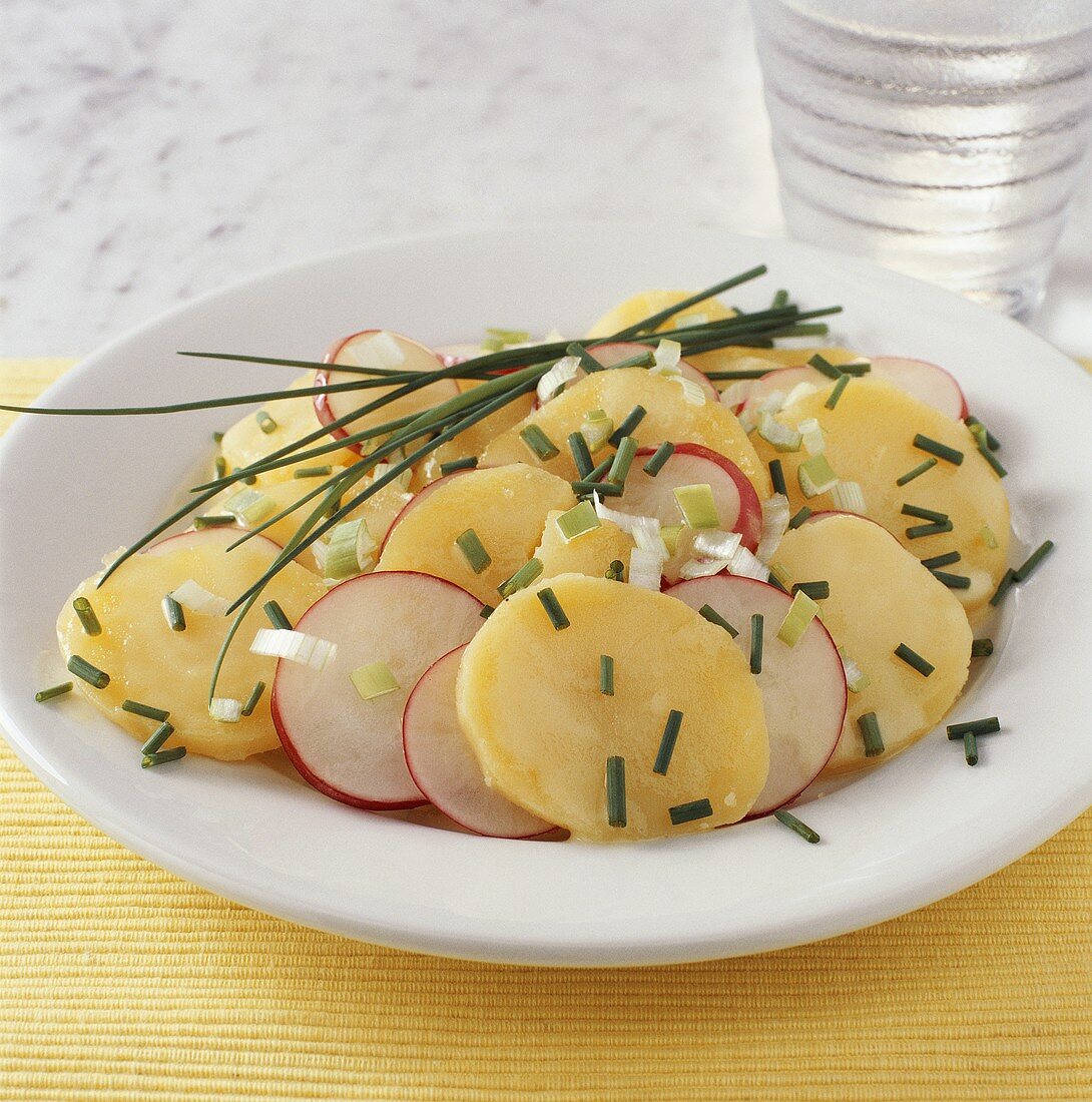 Kartoffelsalat mit Radieschen und Schnittlauch