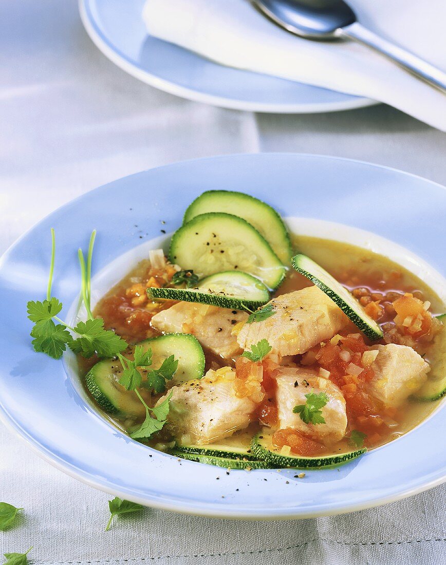 Tomatensuppe mit Lachs und Zucchini