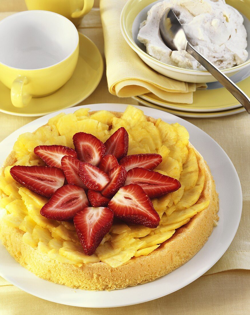 Ananas-Erdbeer-Torte mit Sahne