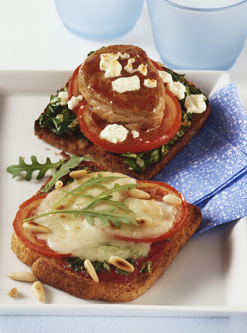 Tomatentoast mit Rucola, Spinattoast mit Schweinemedaillon