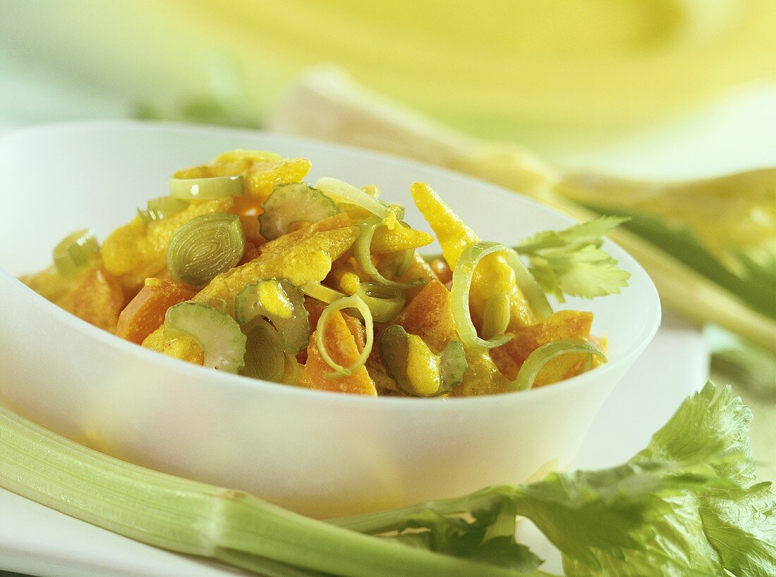 Gemüse und Maiskölbchen in Joghurt-Curry-Sauce