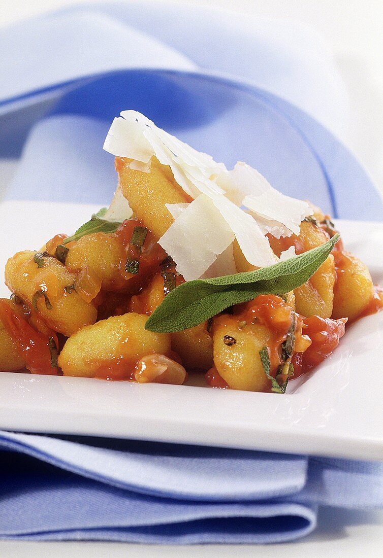 Gnocchi mit Tomaten-Salbei-Sauce und Parmesan