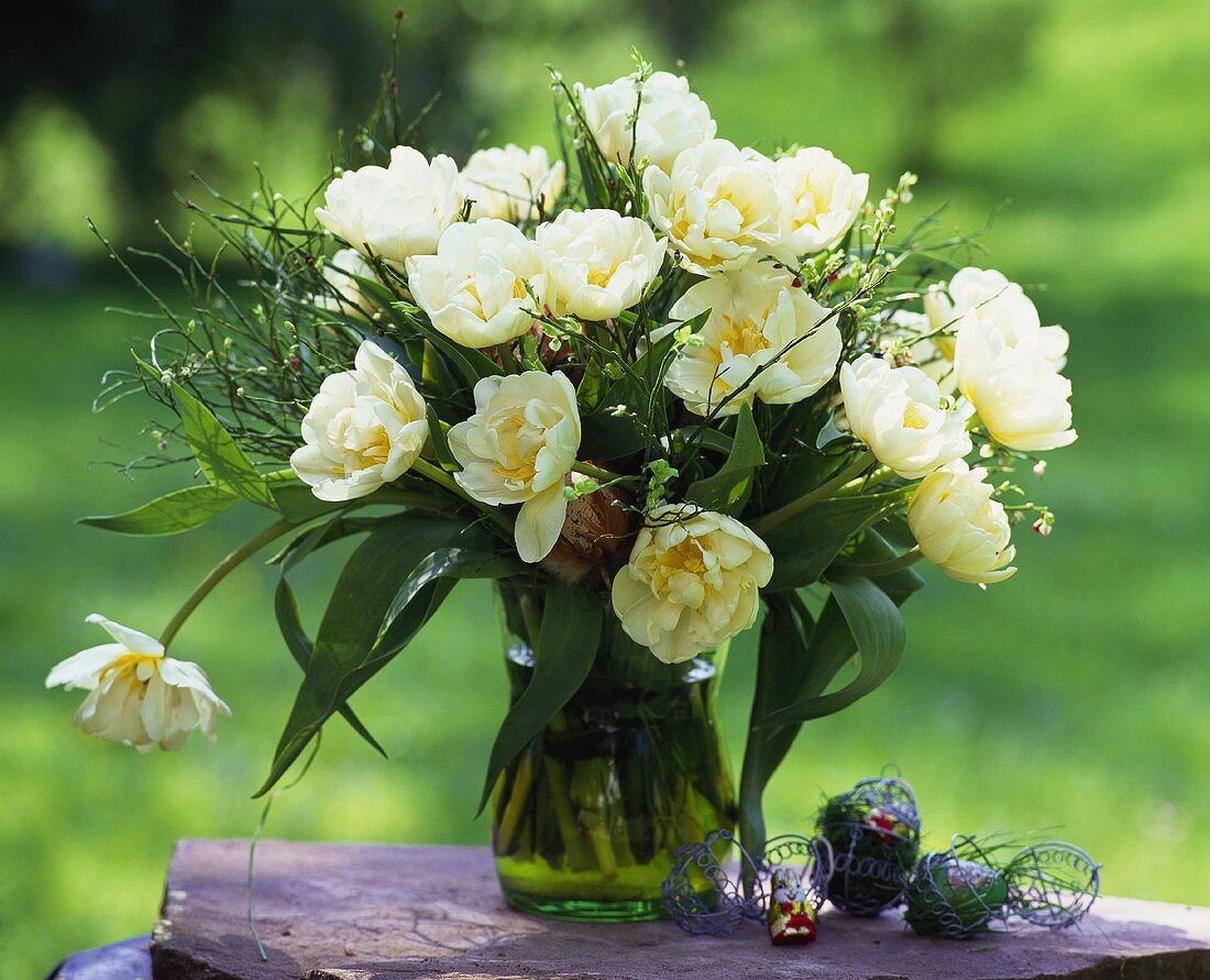 Frühlingsstrauss mit gefüllten weissen Tulpen