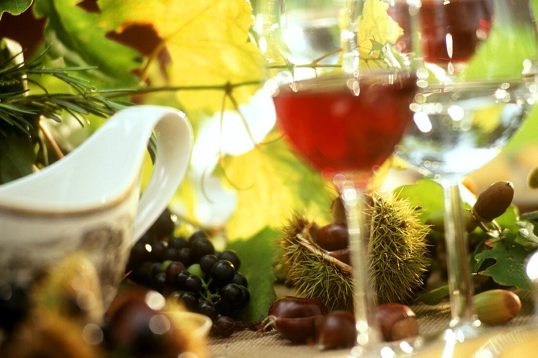 Herbstliche Tischdeko aus dem Wald und zwei Weingläser