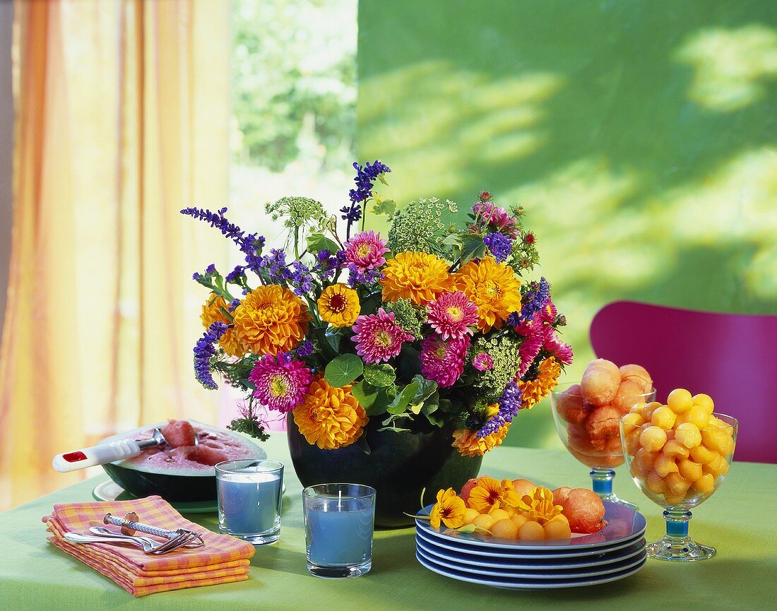 Blumengesteck mit Astern, Dahlien, Lavendel...