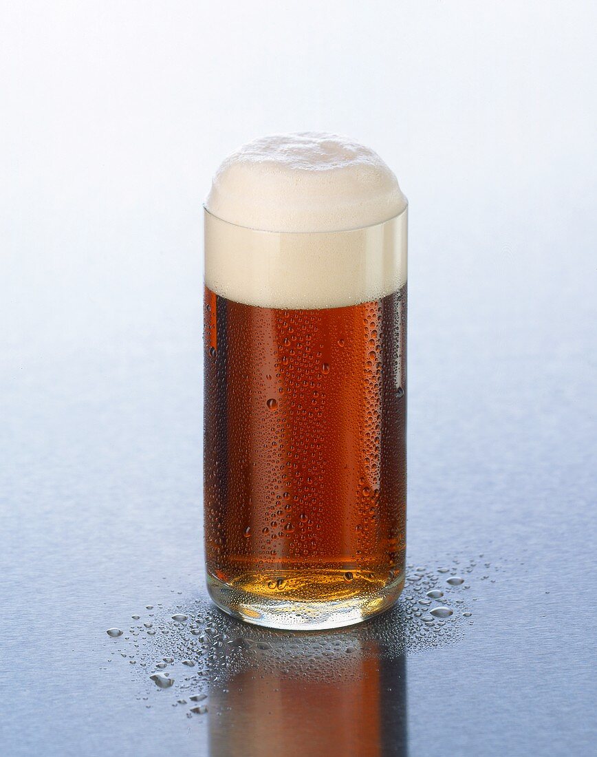 Altbier mit Schaumkrone in einem Glas