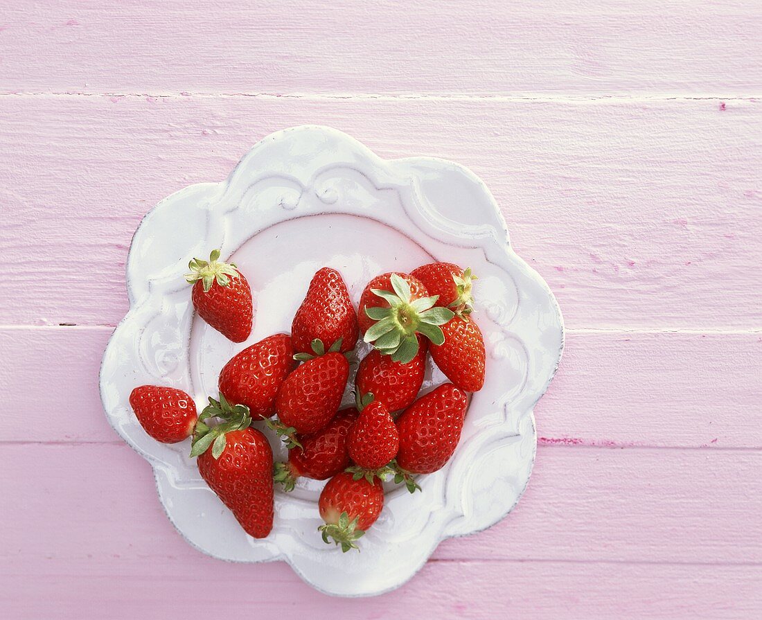 Erdbeeren auf weißem Teller