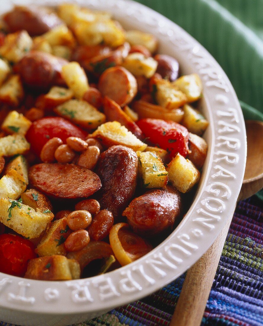Pan-cooked sausage dish with beans, bread and tomatoes